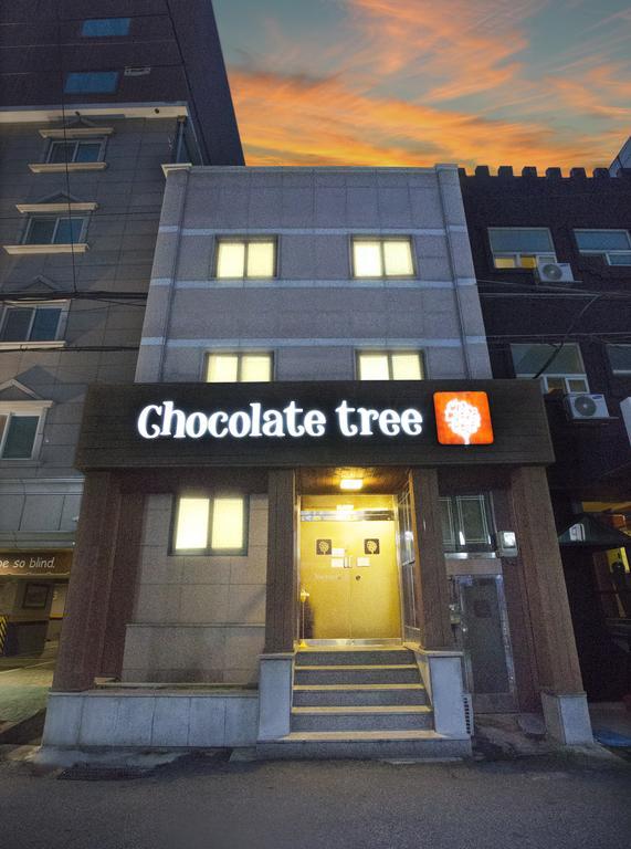 Отель Chocolate Tree Sinchon Сеул Экстерьер фото